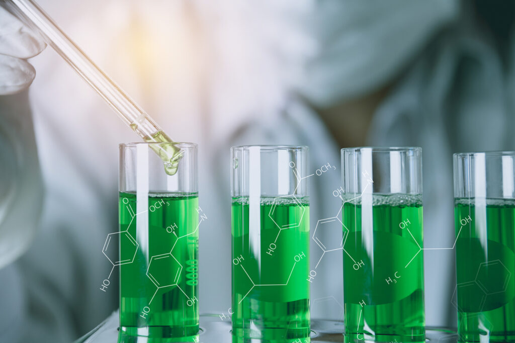 研究人员用玻璃实验室化学试管与液体进行分析、医学、制药和科学研究的概念。